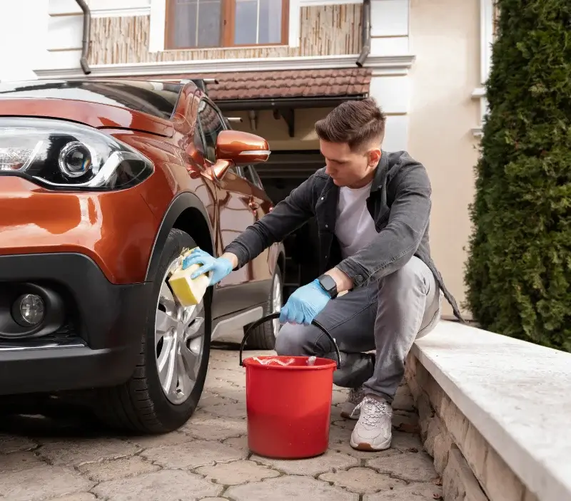 Lavage auto à domicile Saint-Étienne-de-Vicq : professionnel intervenant sur un véhicule